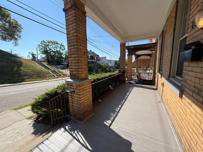 Building Photo - 3BR 1.5bath Townhouse with fenced yard!