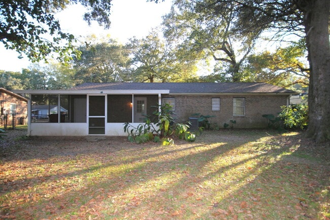 Building Photo - Beautifully Renovated 3-Bed, 1.5-Bath Home with Screened Porch in Desirable Pace Location