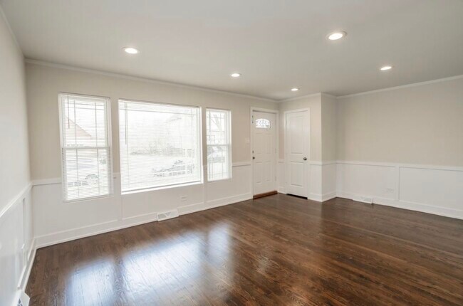 Building Photo - 9206 S Harper Ave
