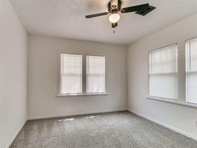 Building Photo - 2204 N Hood St