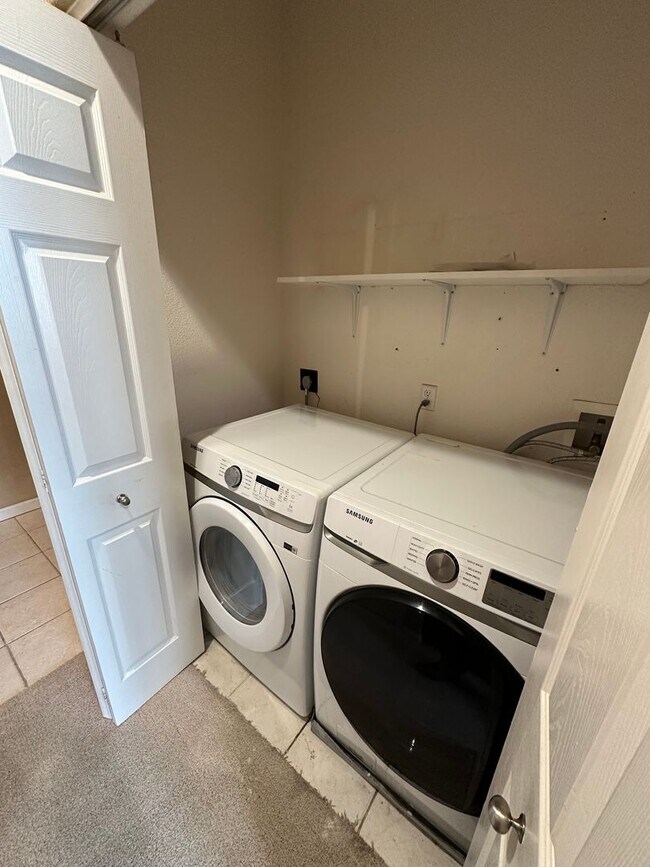 Building Photo - 2 Bed 2 Bath Townhouse W/ Attached Garage ...