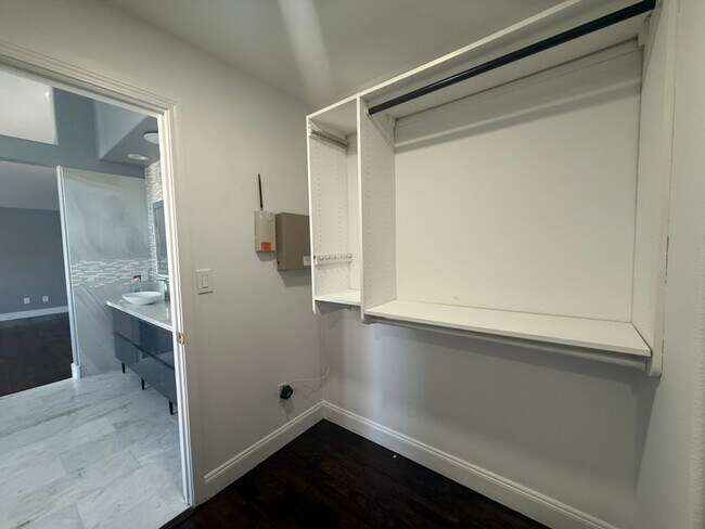 Building Photo - EPIC REA - Fully Renovated 5BR/3BA Home in Lone Tree Estates