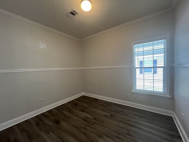 Building Photo - 535 Zebra Dr