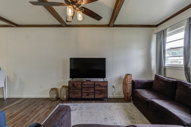 Building Photo - Charming Updated 3 Bedroom
