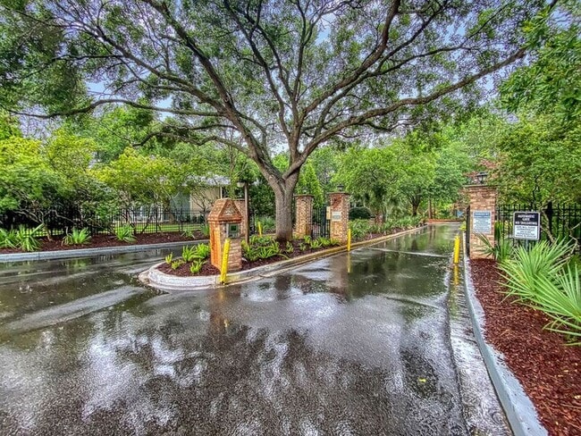 Building Photo - 1850 Montclair Dr