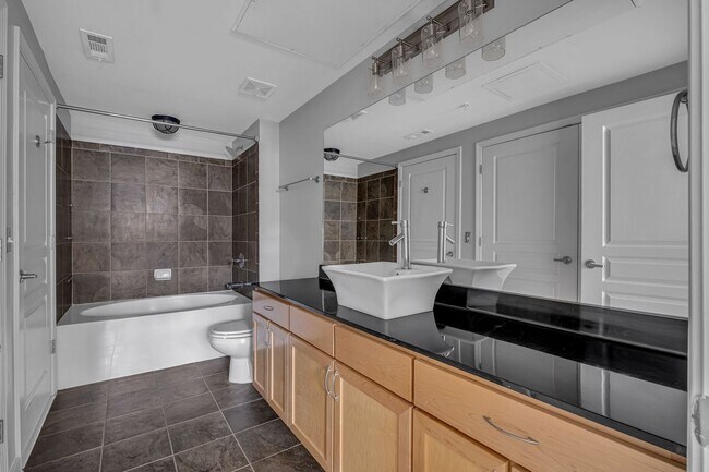 Building Photo - Awesome 1BE/1BA Condo in the heart of West End!