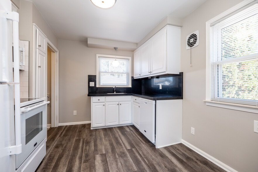 Building Photo - 429 E La Salle Ave