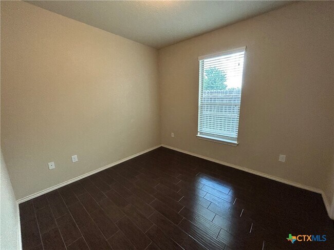 Building Photo - 692 Creekside Cir