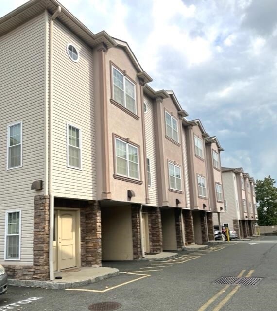 Primary Photo - 734 County Ave