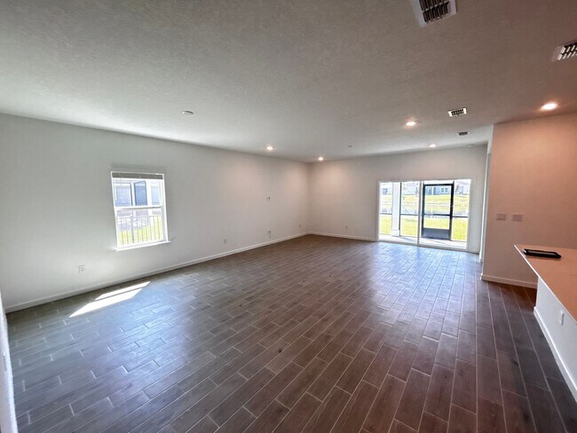 Building Photo - Brand New Pristine 4/3 minutes from River ...