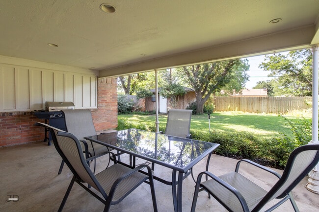 Building Photo - 1535 Primrose Dr