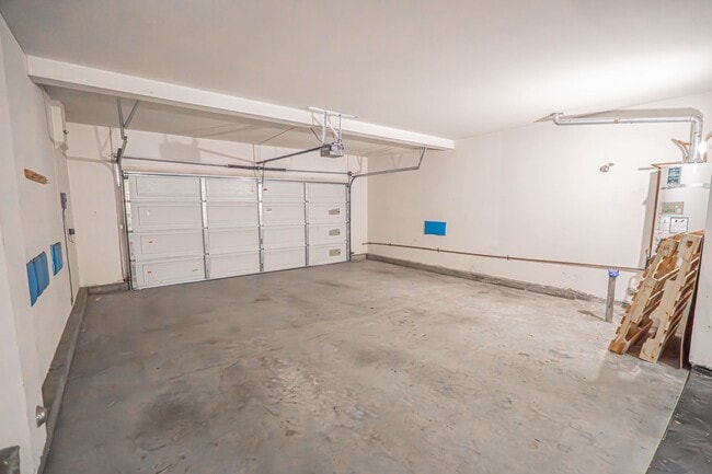 Building Photo - Charming 3-Bedroom Home with a Big Backyar...