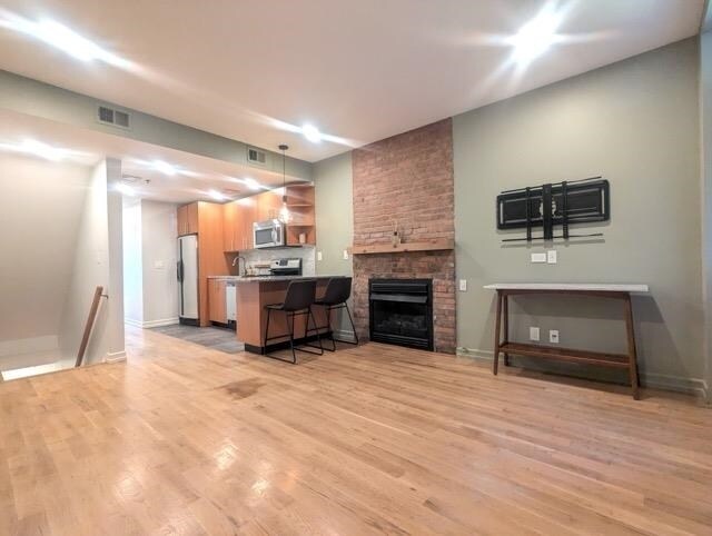 Building Photo - 128 Bright St