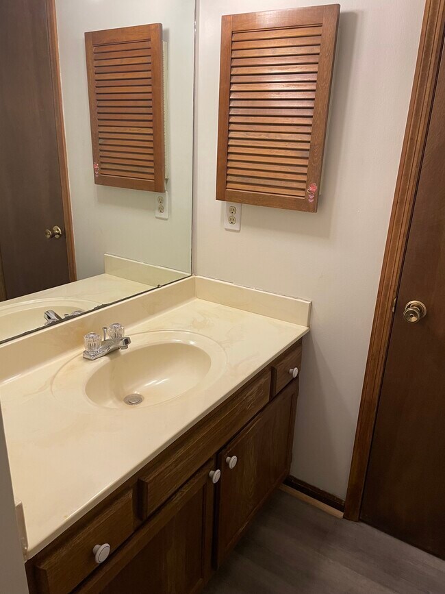 Building Photo - 3240 Brookview Way