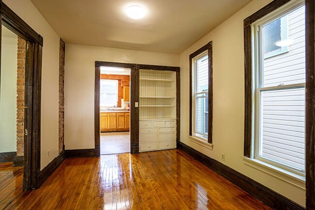 Building Photo - AVAILABLE 6/1/25 - Two Story House With Ha...
