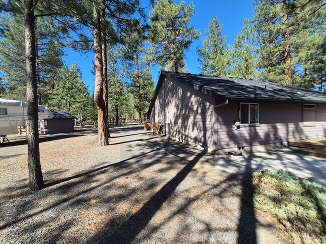 Building Photo - 3BR/2BA Retreat in Tollgate development - Sisters