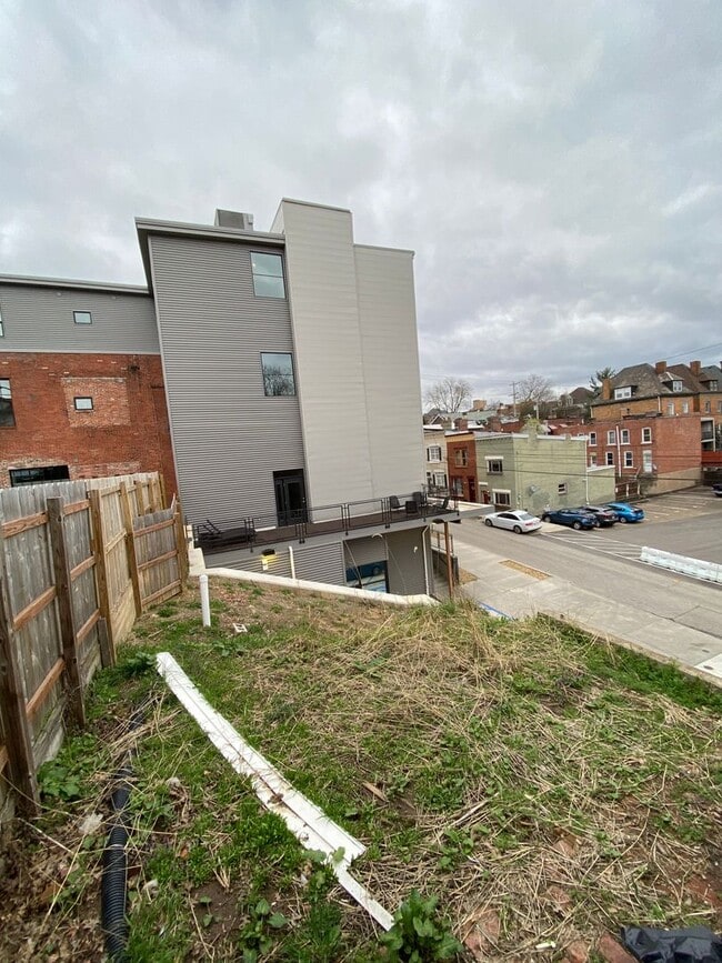 Building Photo - 4933 Yew St