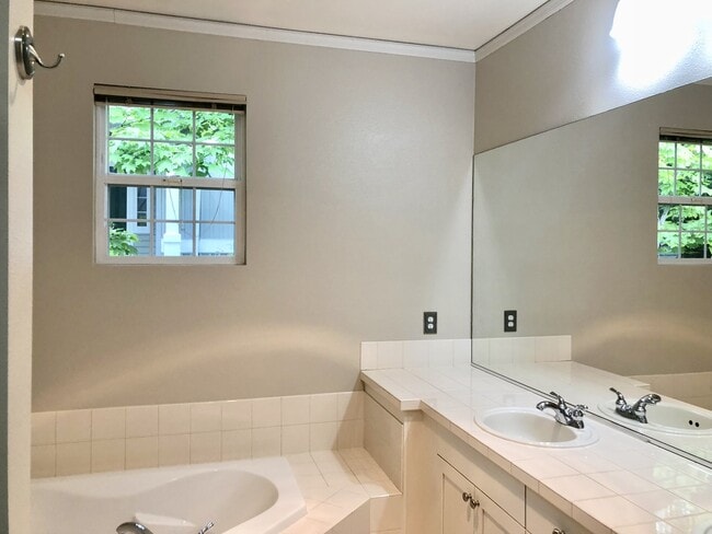 Building Photo - Sammamish Townhouse