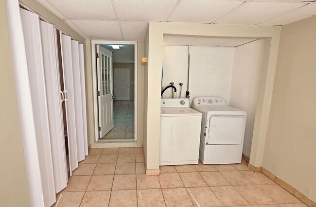 Building Photo - 2/1 Home in suberb location, pet friendly!