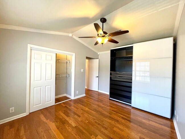 Building Photo - Cozy 1 Bedroom, 1 Bathroom Condo In the He...