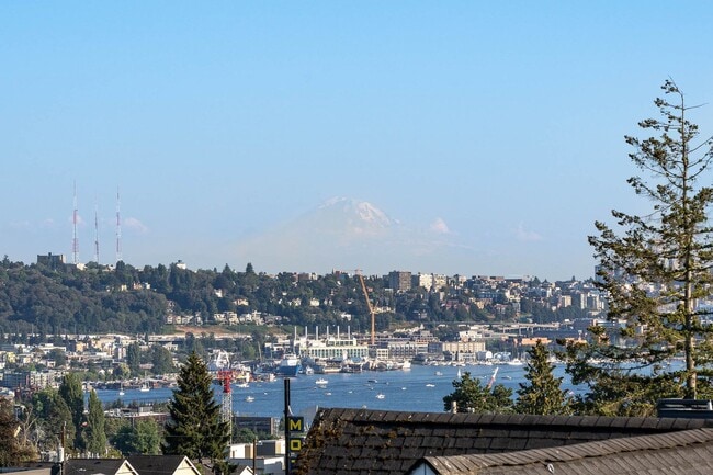 Building Photo - 3bd/1.75ba Seattle Townhome