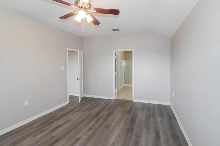 Building Photo - 400 Captain Grumbles Dr