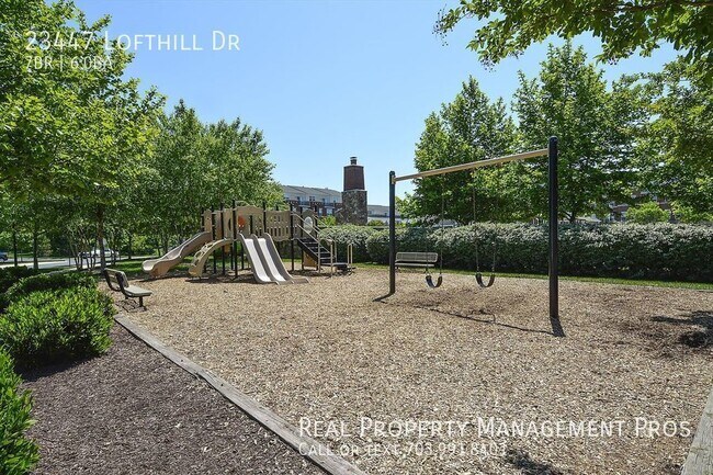 Building Photo - Beautifully Maintained 7 Bedroom 6 Bath Ho...