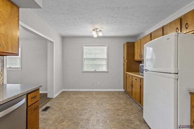 Building Photo - 2124 Violet Rd