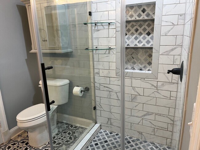 Building Photo - Beautiful and updated South Highlands 3BR/2BA.