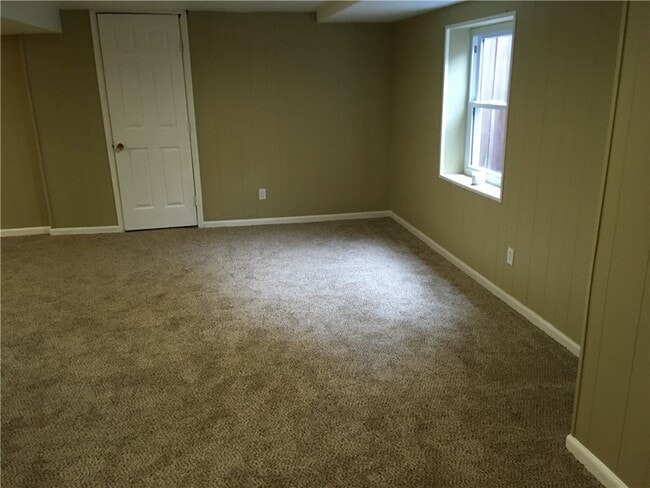 Building Photo - 4 Peachtree Ln