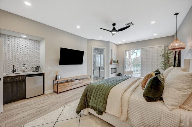 Building Photo - 4 Bedroom Contemporary Furnished-Renovated...