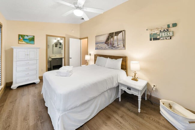 Building Photo - 501 Dolphin St