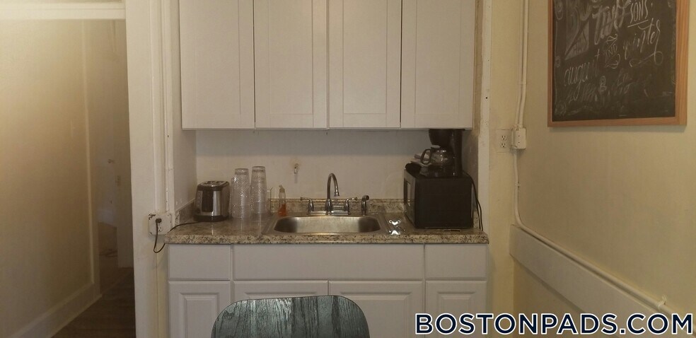 Building Photo - 161 Endicott St