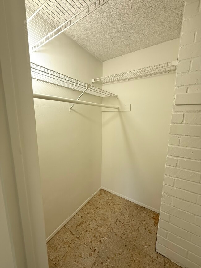 Building Photo - 618 Clubhouse Ave