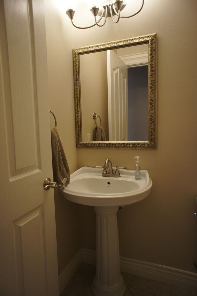 Building Photo - 4 Bedroom House for Rent in Ferndale