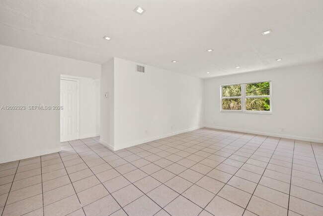 Building Photo - 608 SW 16th Ave