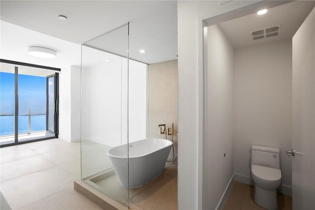 Building Photo - 700 NE 24th St