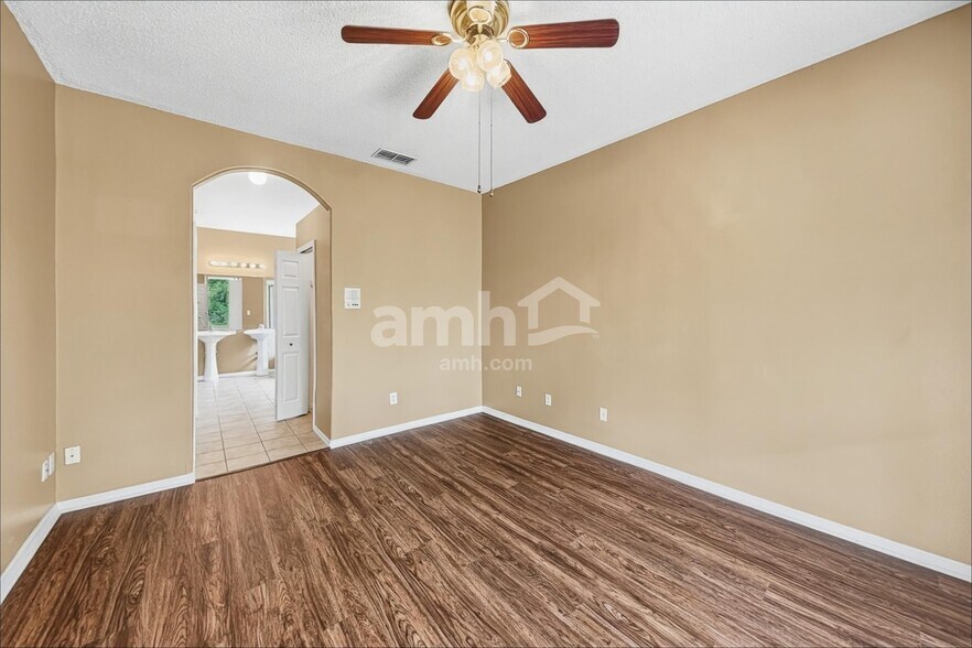Building Photo - 922 Lake Biscayne Way