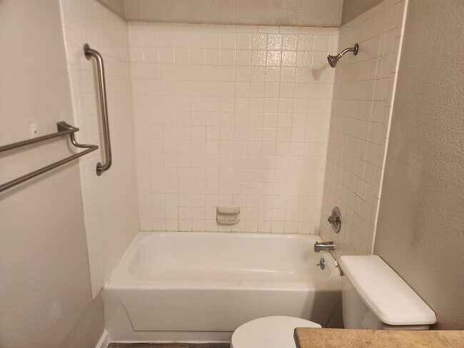 Building Photo - Charming 2-bedroom, 2- bathroom home in park like setting close to downtown Santa Rosa