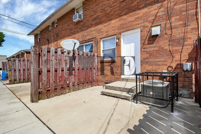 Building Photo - 1303 Barnett Rd