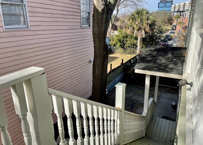 Building Photo - Available 7/20. Great 1BR/1BA Available in Downtown Charleston!