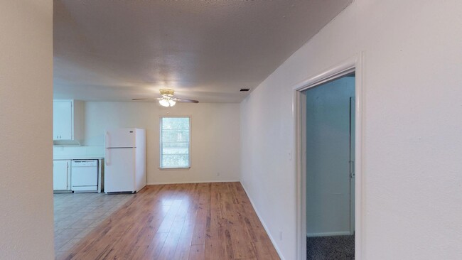 Building Photo - 3 Bedroom/1 Bath/1 Car Garage Home - Walki...