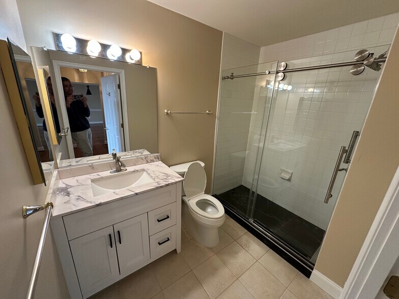 Guest/2nd bathroom…new walk in shower, vanity and toilet - 11776 Stratford House Pl