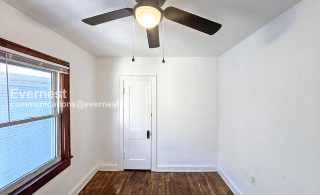 Building Photo - 3 Bed /1 Bath Townhome / Pet-Friendly / Vouchers Accepted / Available Now!