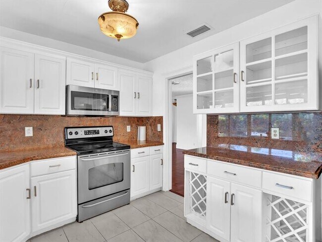 Building Photo - 899 NW 6th Dr