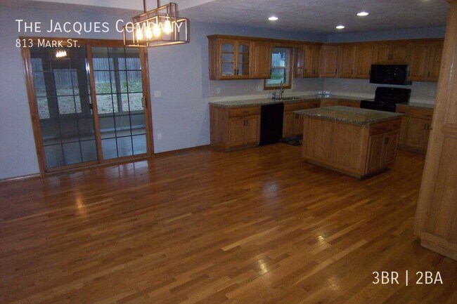 Building Photo - 813 Mark St