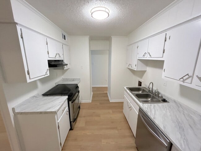 Building Photo - 1885 Dessa Dr