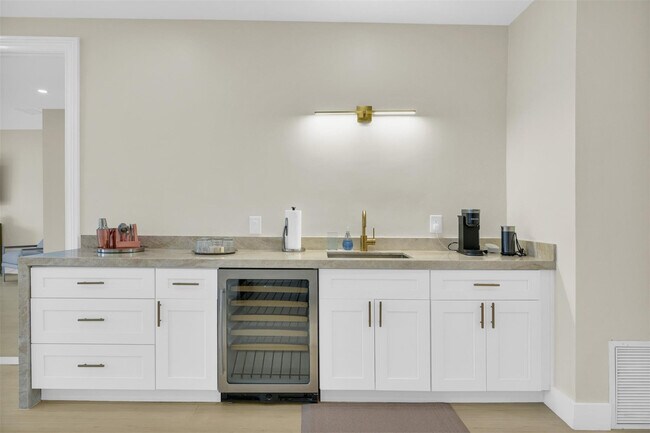 Building Photo - 319 S Riverside Dr