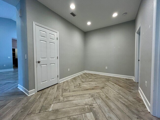 Building Photo - 1027 Campbell Ave