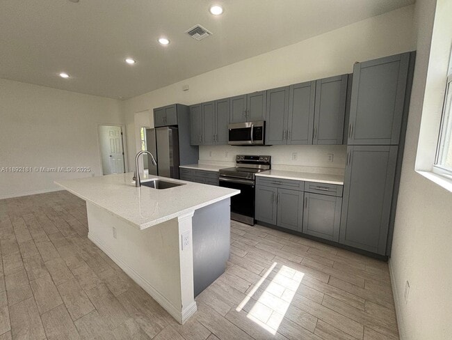 Building Photo - 1018 Maddock St E